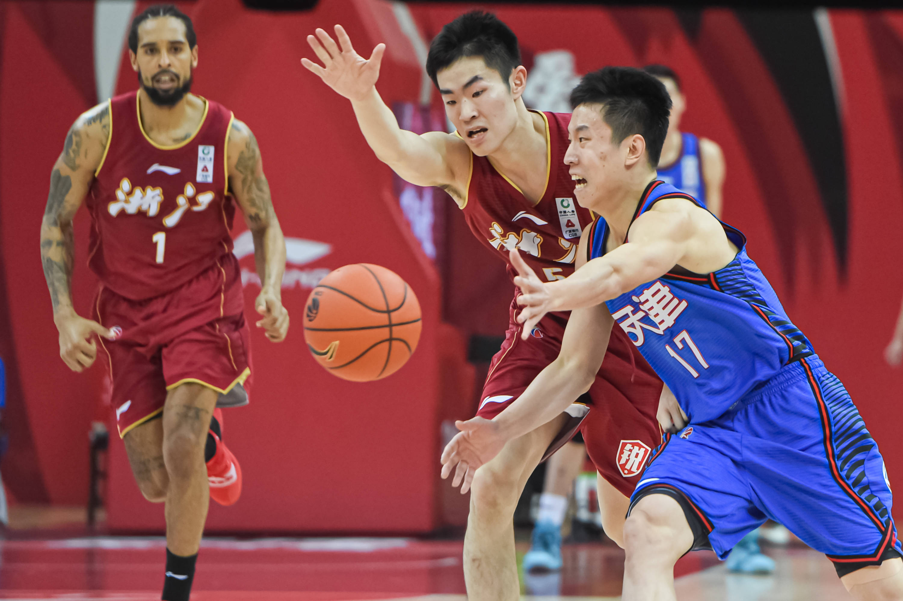 包含今晨浙江稠州伤情更新——CBA常规赛节点到来，目标明确，训练强度明显提升的词条