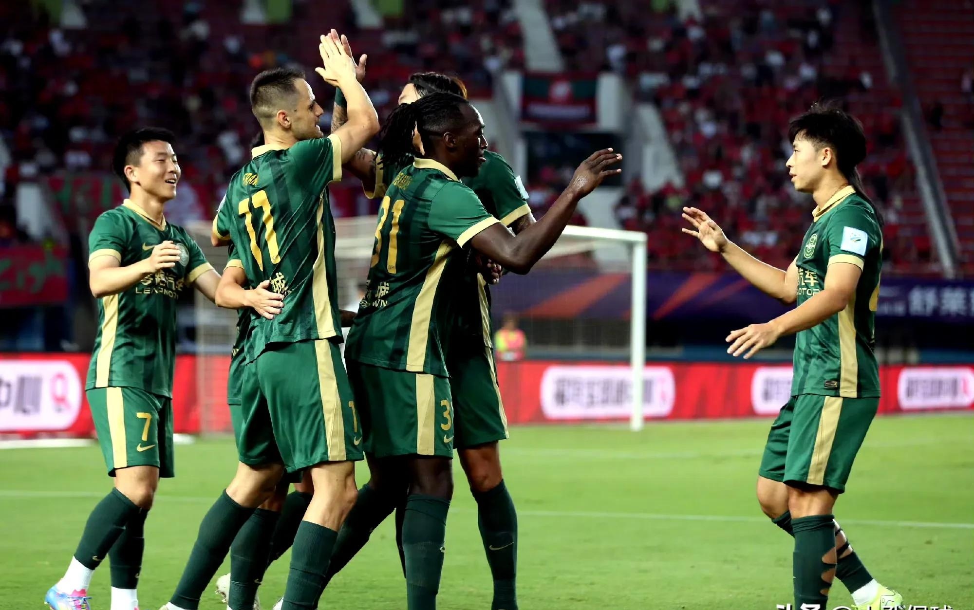 关于加时末段体能课后；武汉三镇内部沟通备战足总杯；质疑声仍在；赛程密集仍需轮换的信息