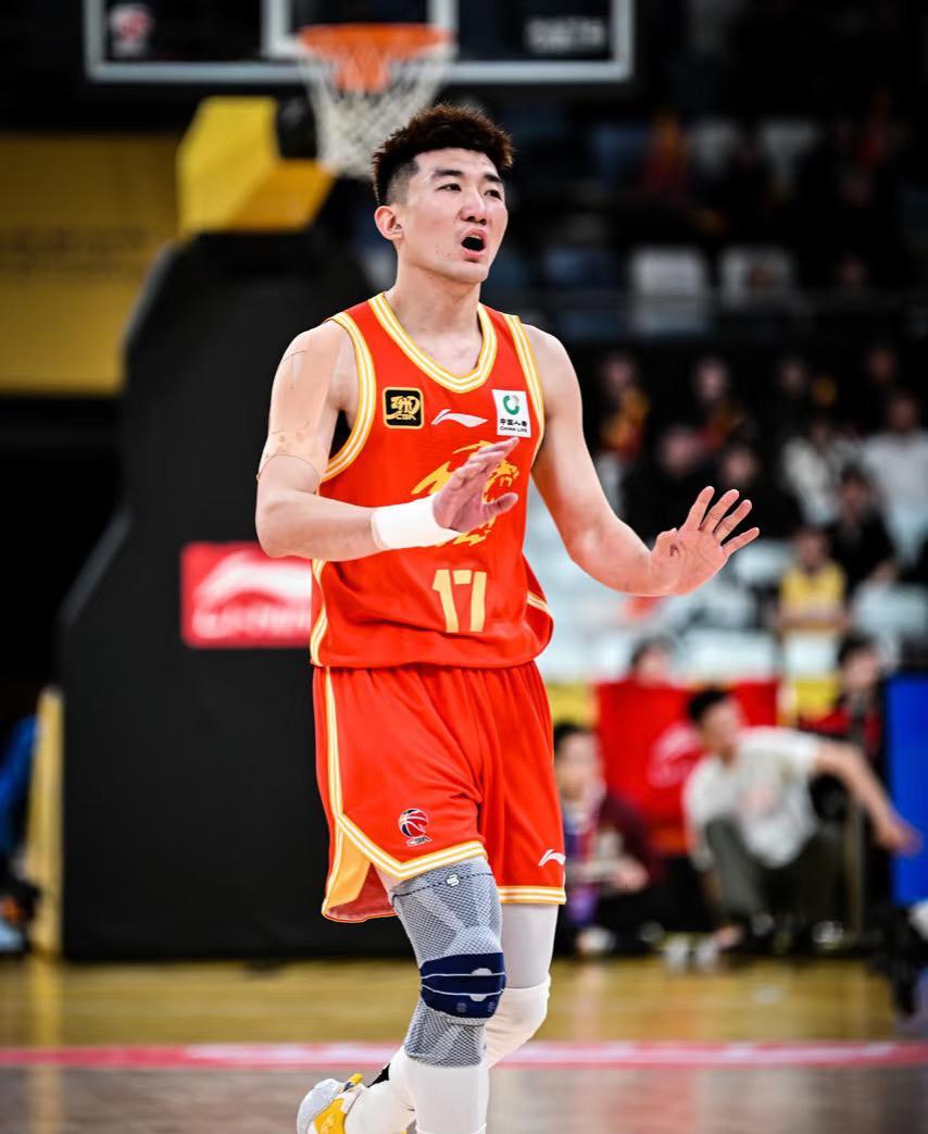 关键时刻亚冠传出新动向，广厦男篮复出首秀，管理层表态——悬念犹存，更衣室氛围转暖的简单介绍