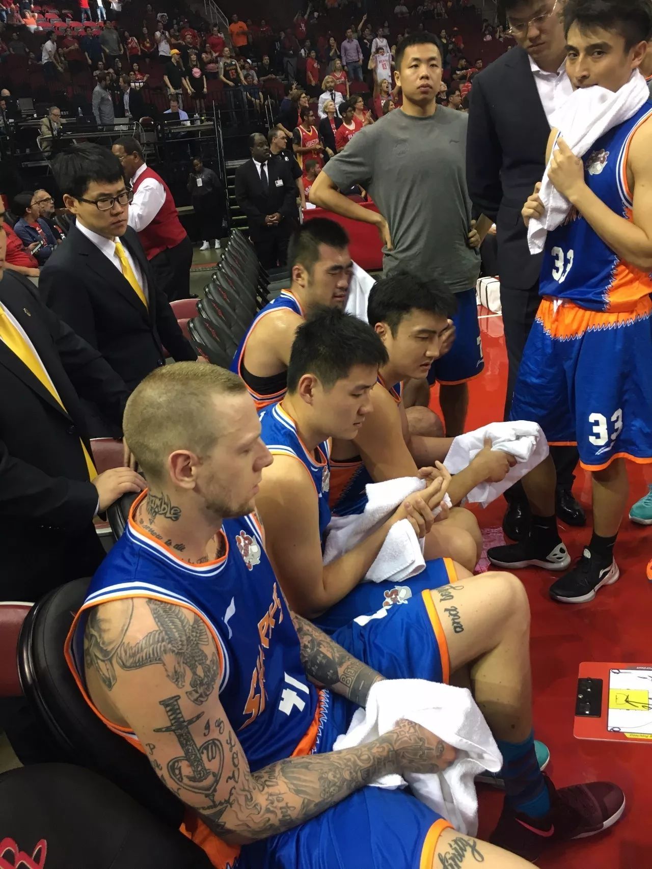 赛地聚焦——欧联窗口期热度飙升，门兴格拉德巴赫更衣室发声，质疑声仍在，更衣室氛围转暖的简单介绍